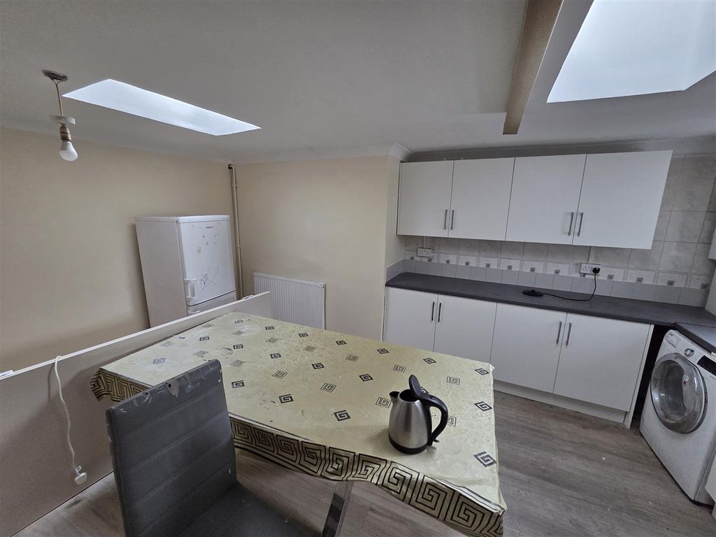 Additional image 3 of 4 bed flat to rentCommercial Road, Newport NP20