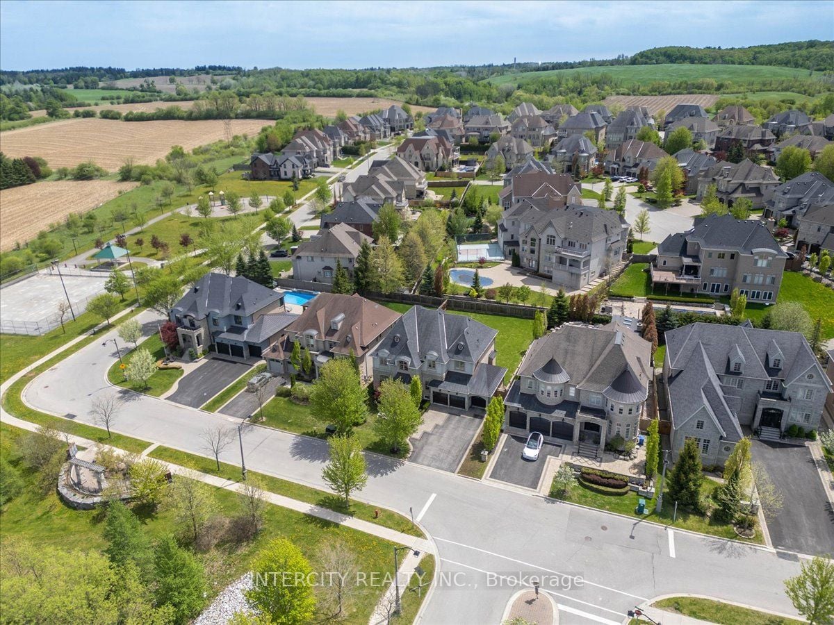 Additional image 3 of 233 Carisbrooke Circle, Aurora, ON, L4G 0K4