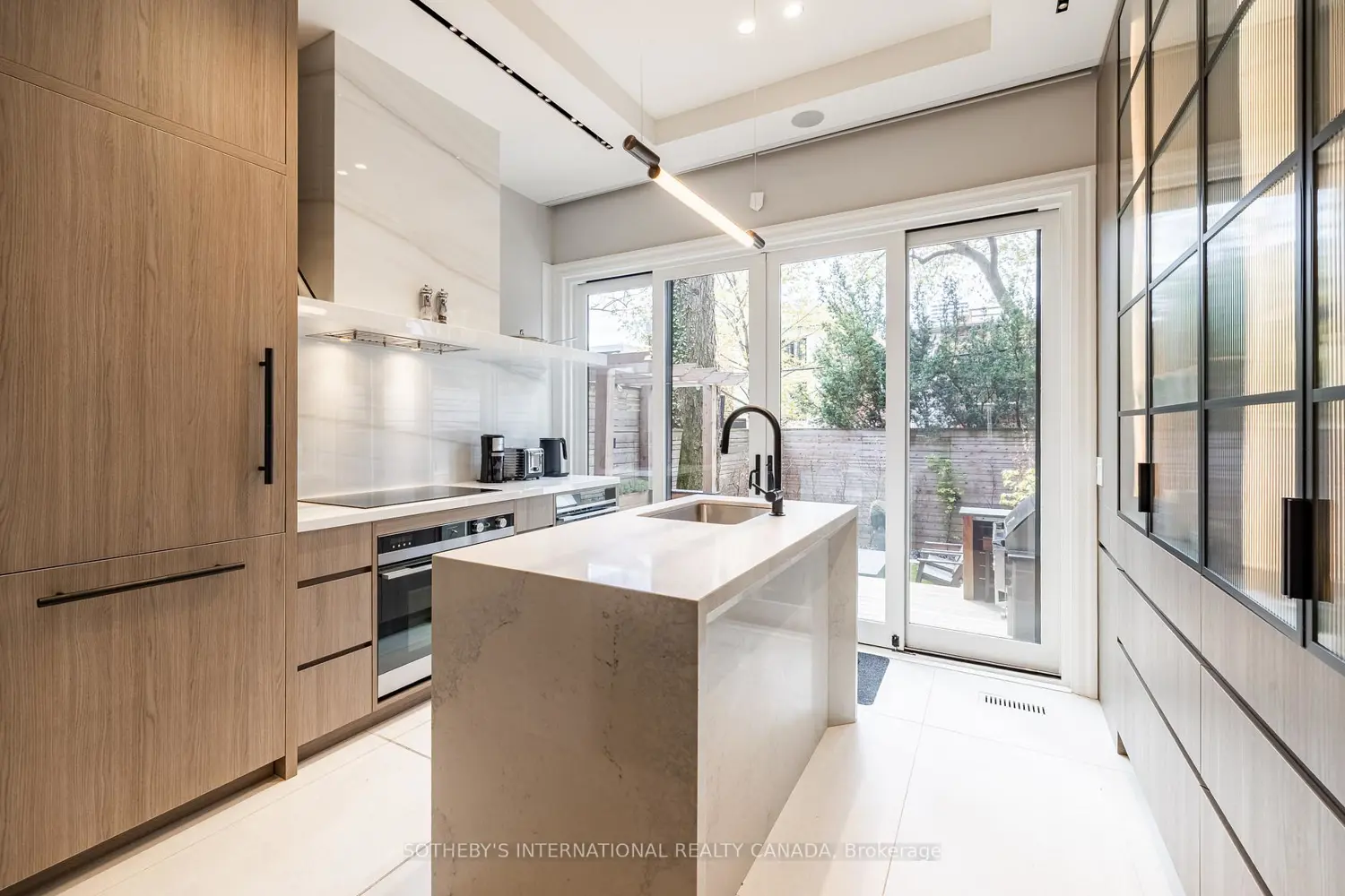 33 Tranby Avenue photo 2