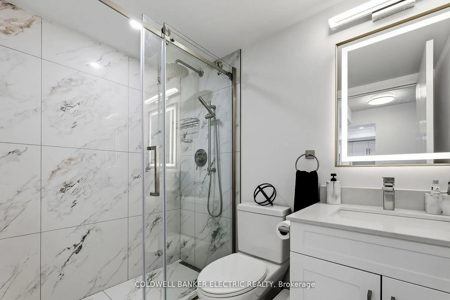 2550 Lawrence Avenue 815 photo 3