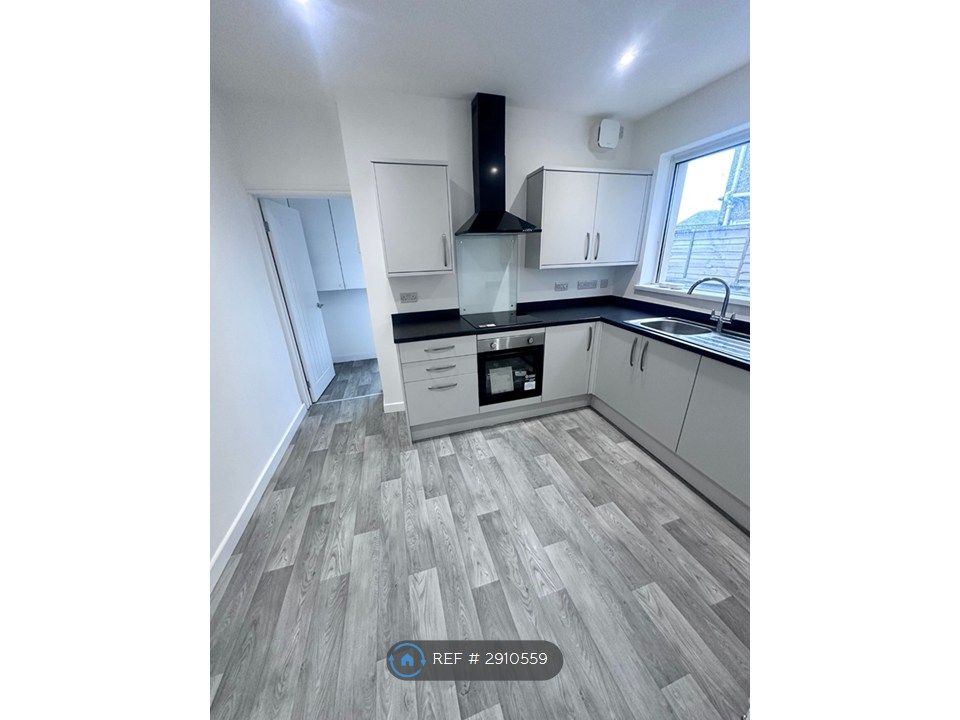 3 bed semi-detached house to rentChurch St, Tredegar NP22