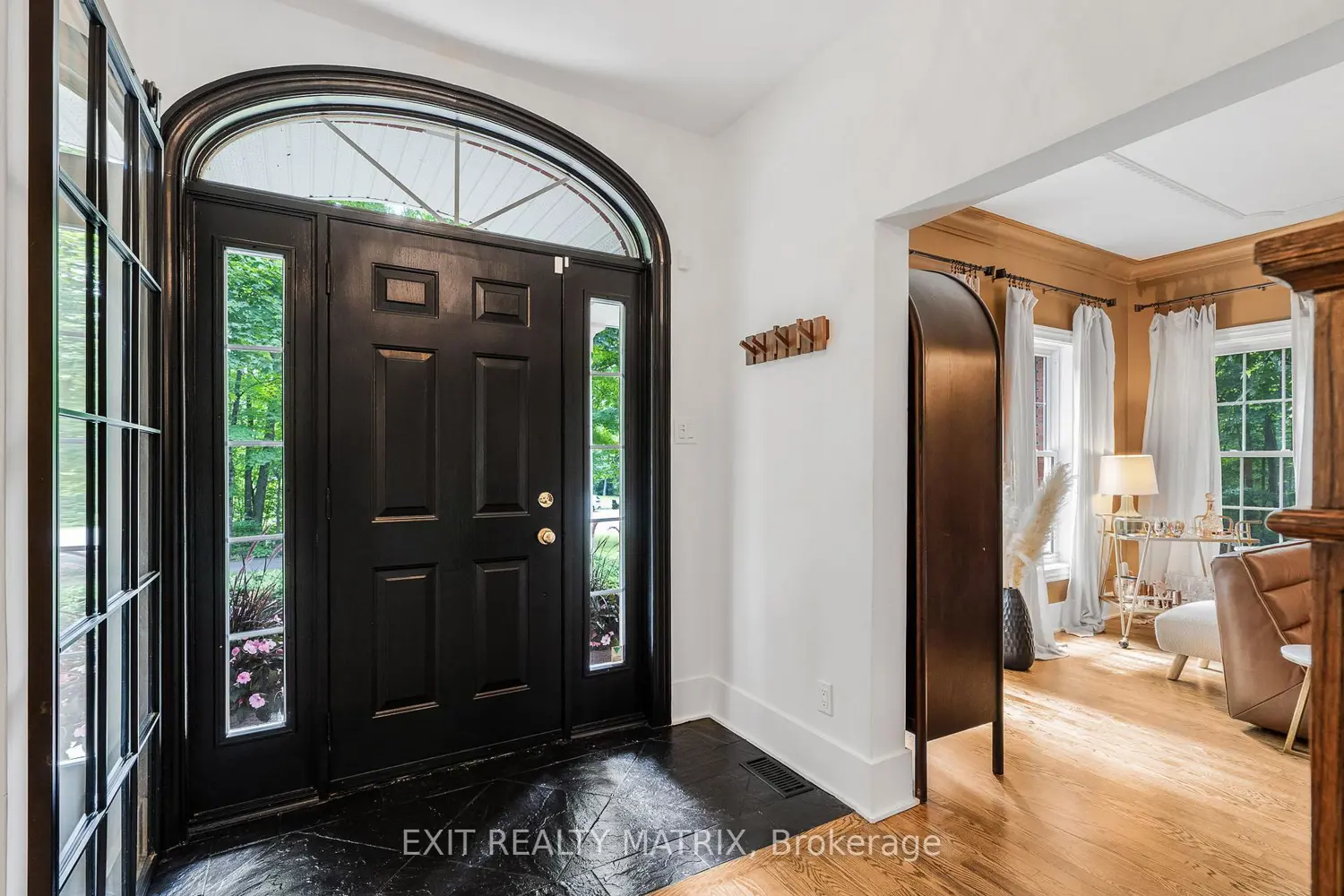 1271 Georges Vanier Drive photo 2