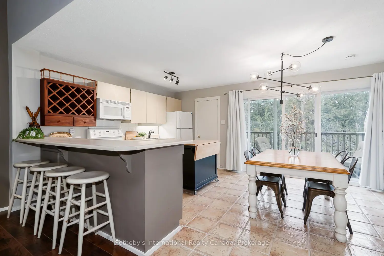 214 Escarpment Crescent 214 photo 4