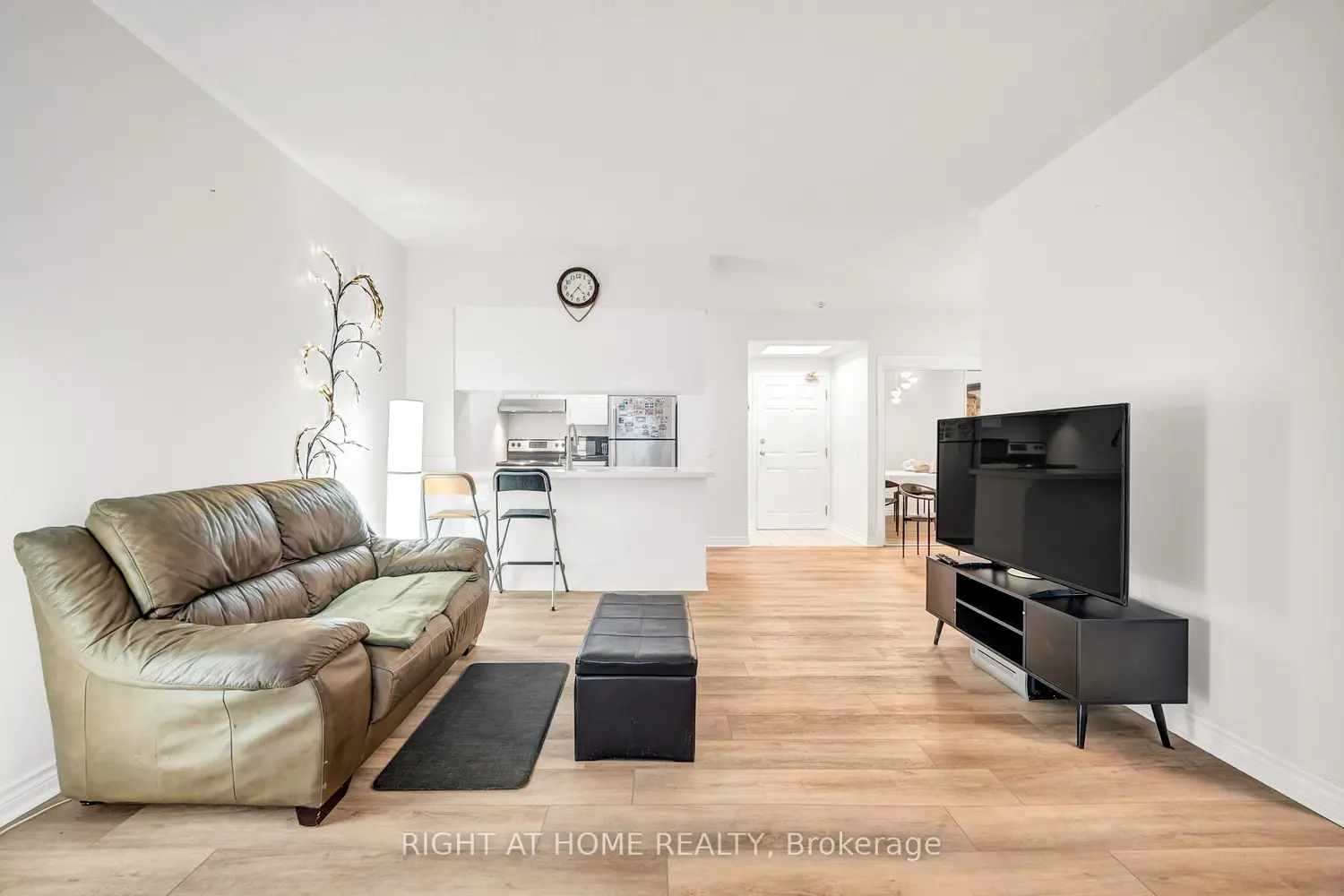 Additional image 14 of 7398 Yonge Street 107A
