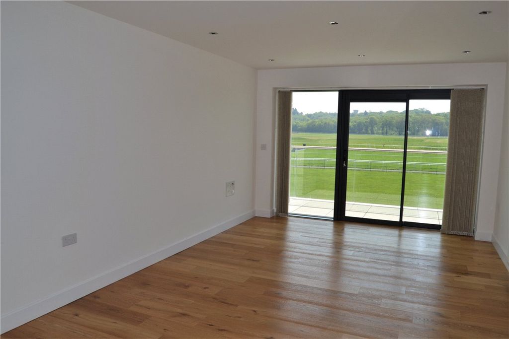 Additional image 5 of 2 bed flat to rentKingman Way, Newbury, Berkshire RG14
