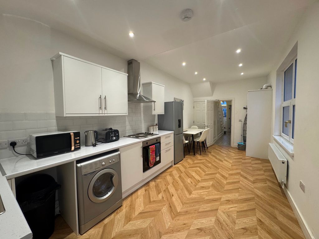 Additional image 8 of 4 bed terraced house to rentLeonard Street, Neath SA11