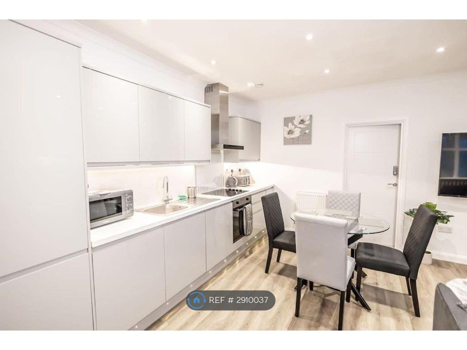 Additional image 4 of 2 bed flat to rentCounty Road, Swindon SN1