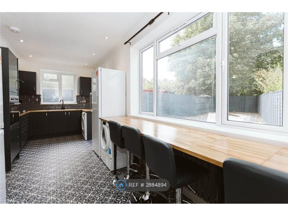 6 bed semi-detached house to rentHunters Way, Bristol BS34