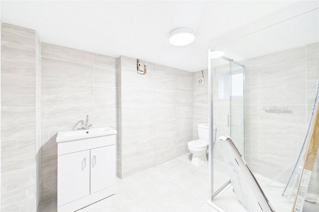 Additional image 7 of 2 bed flat to rentNewbury House, 237 Andover Road, Newbury, Berkshire RG14