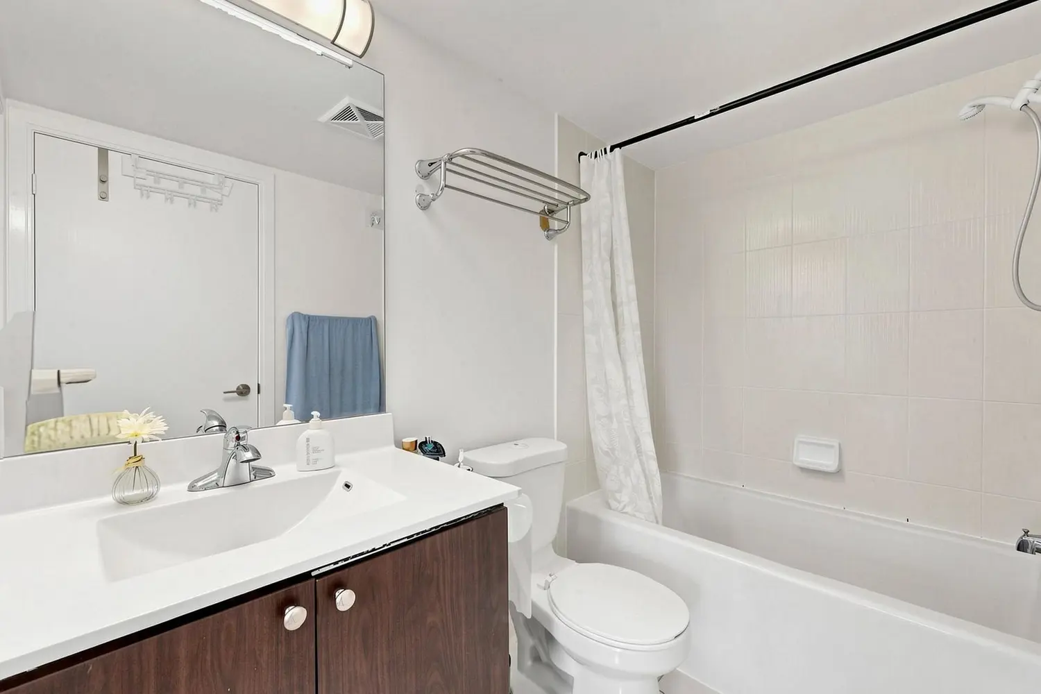 Additional image 3 of 330 Village Green Square 3