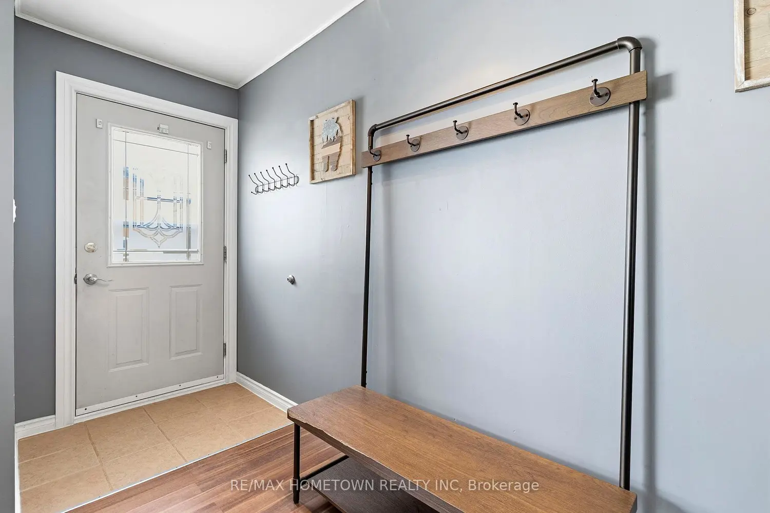 2038 Dundas Street photo 3