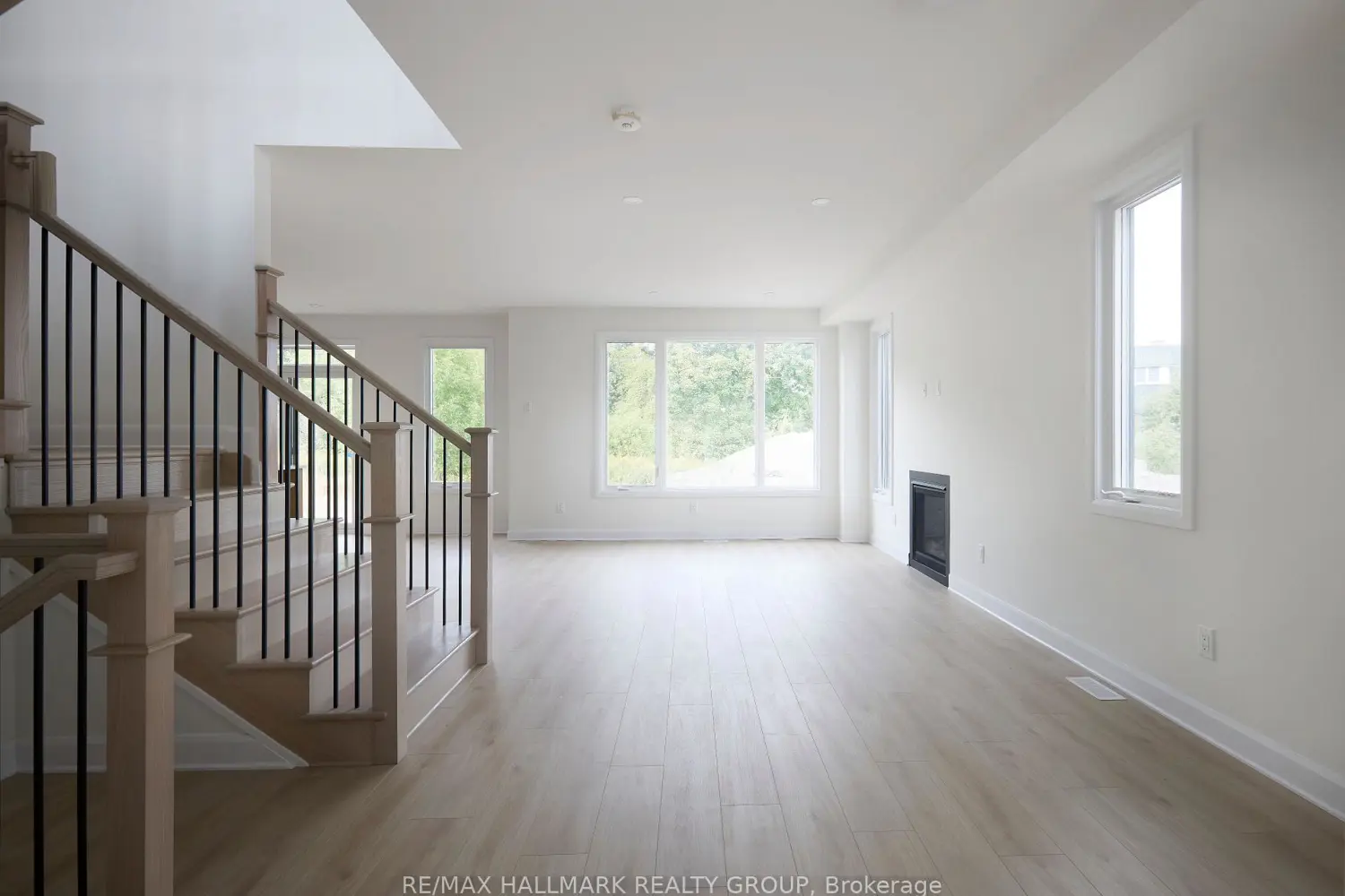 678 Persimmon Way photo 3
