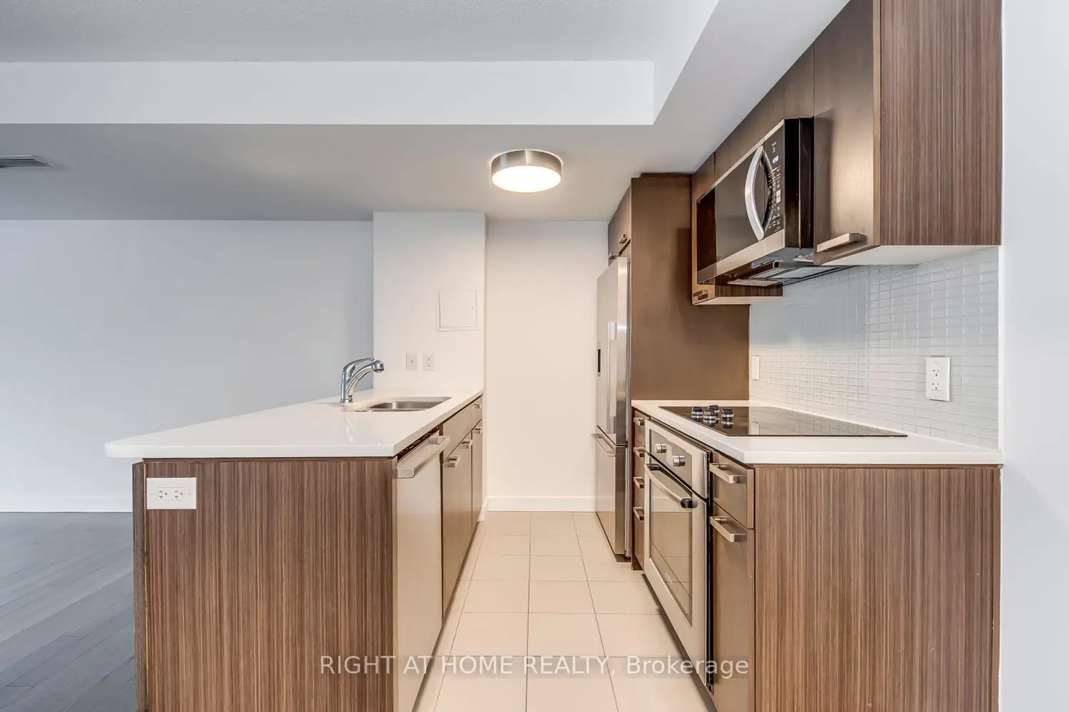 295 Adelaide Street 314 photo 5