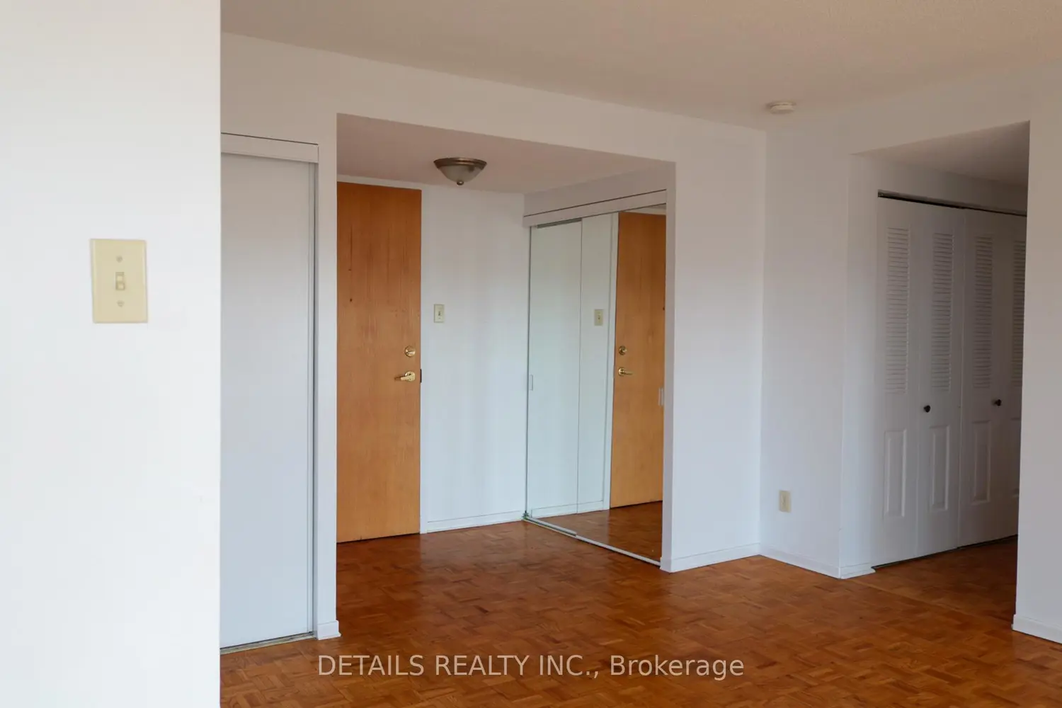 2760 Carousel Crescent 1009 photo 4