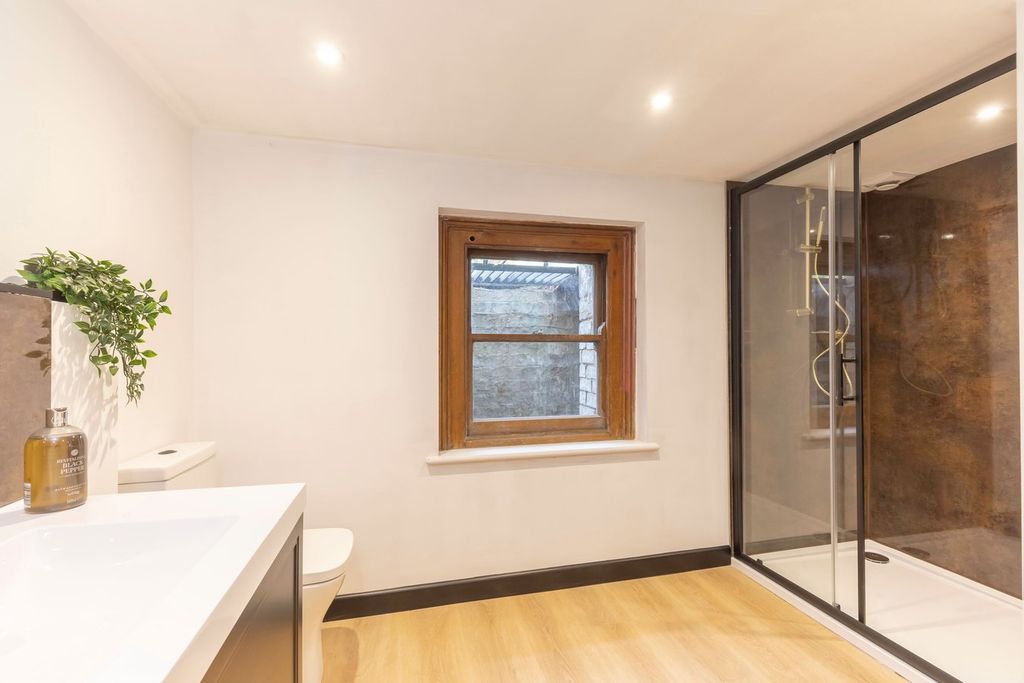 Additional image 29 of 7 bed detached house to rentLondon Road, Cheltenham GL52