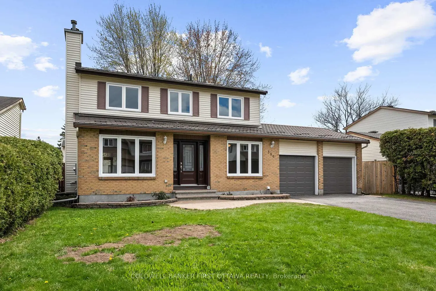 390 Cloverheath Crescent photo 2