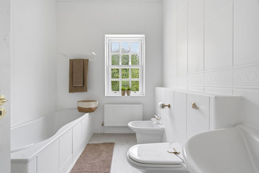 Additional image 13 of 5 bed detached house to rentWellington Avenue, Virginia Water GU25