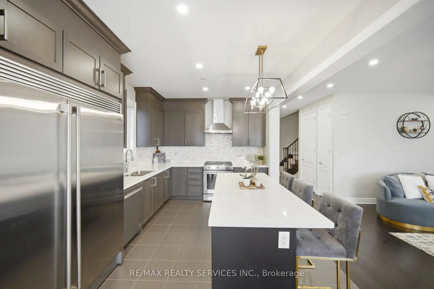 152 Newhouse Boulevard photo 5