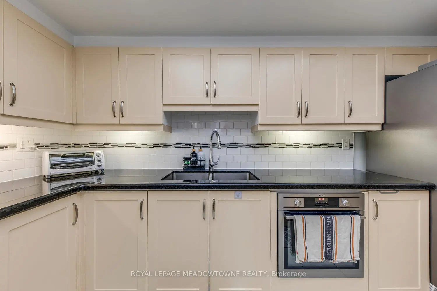 2045 Lakeshore Boulevard 2011 photo 4