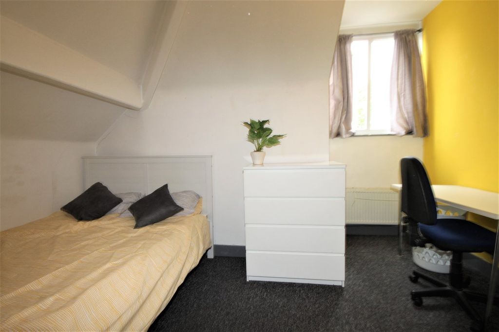 Additional image 3 of 6 bed flat to rentBrudenell Road, Hyde Park, Leeds LS6
