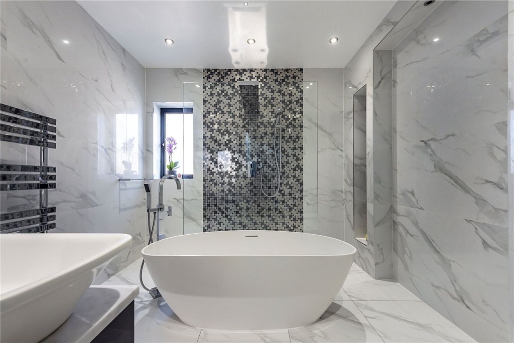 Additional image 4 of 6 bed detached house to rentGaviots Way, Gerrards Cross SL9