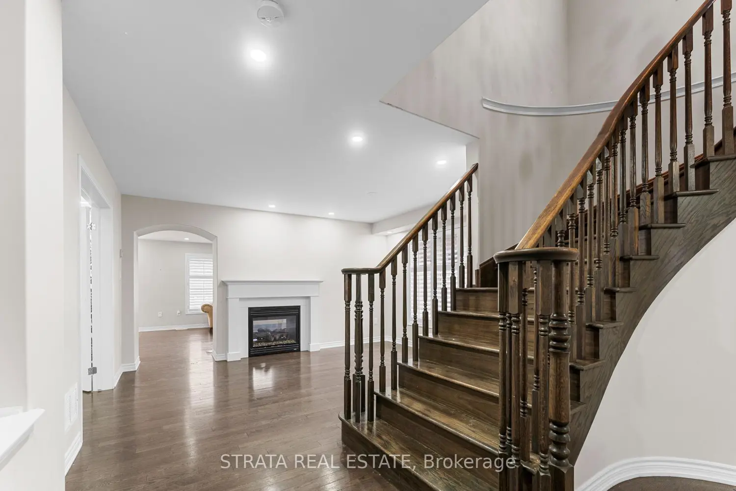358 Laundon Terrace photo 2