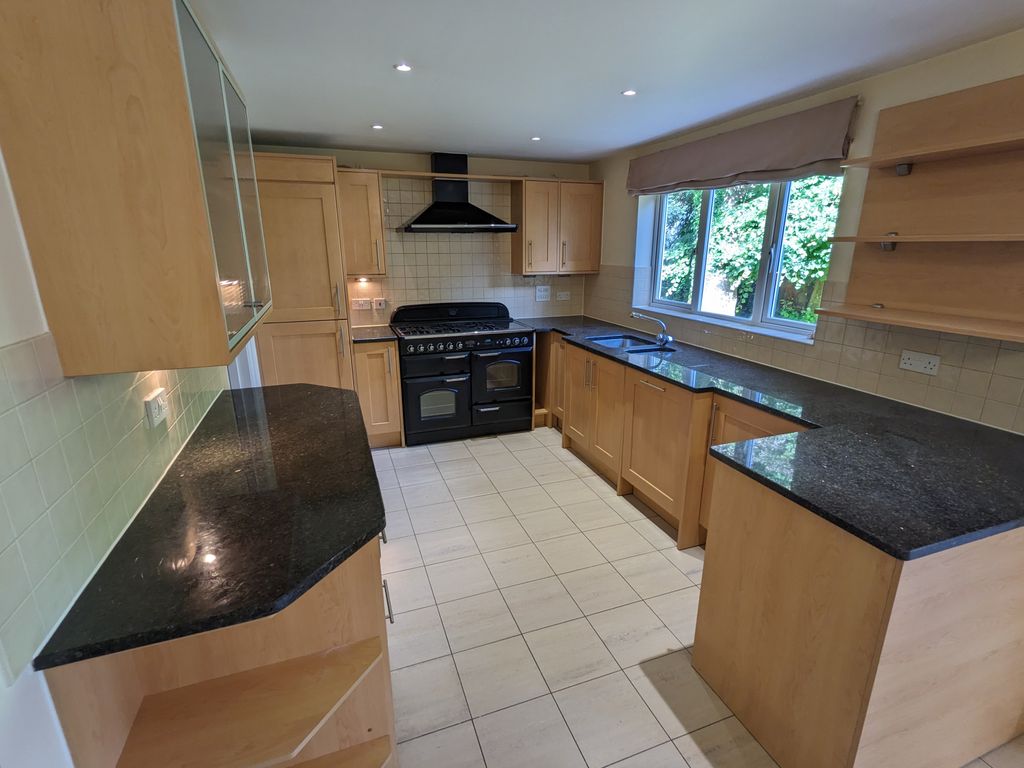 Additional image 4 of 4 bed property to rentVicarage Close, Horsham RH12