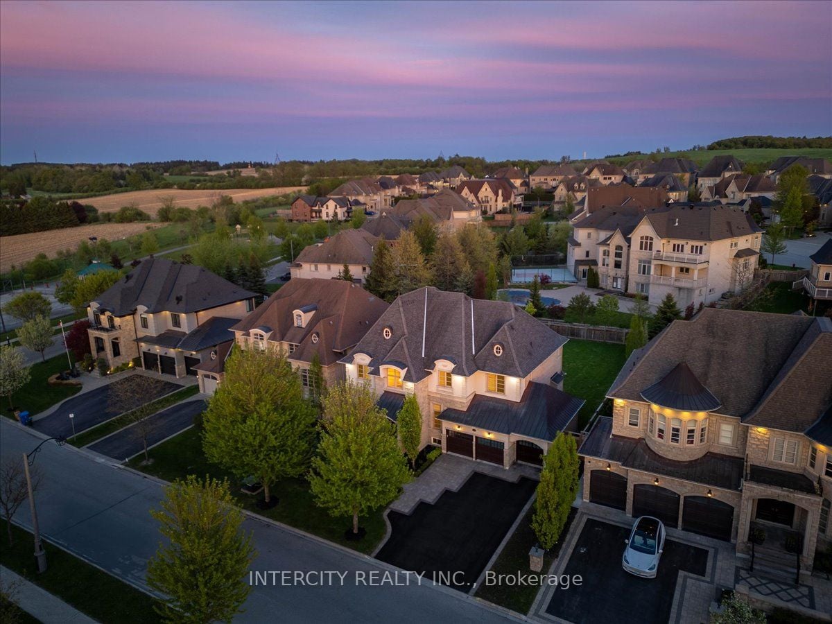 Additional image 2 of 233 Carisbrooke Circle, Aurora, ON, L4G 0K4