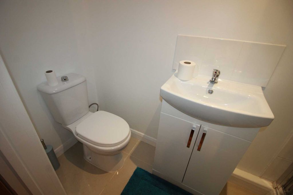 Additional image 5 of Detached house to rentHibbert Street, Luton LU1