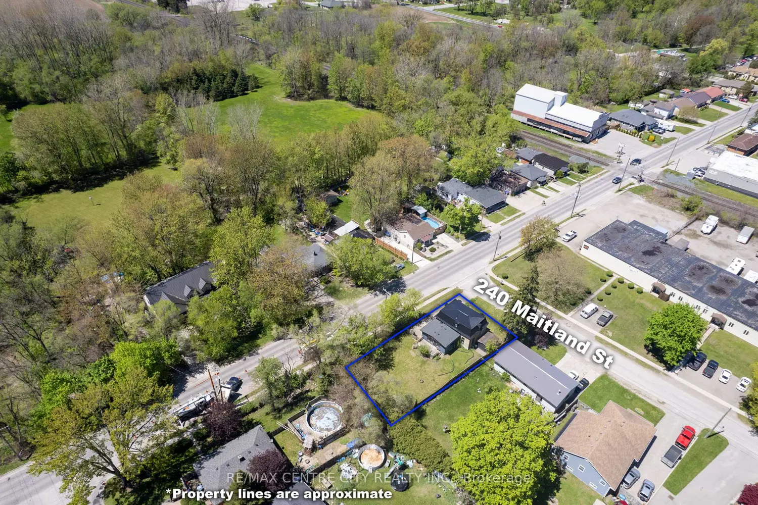 240 Maitland Street photo 2