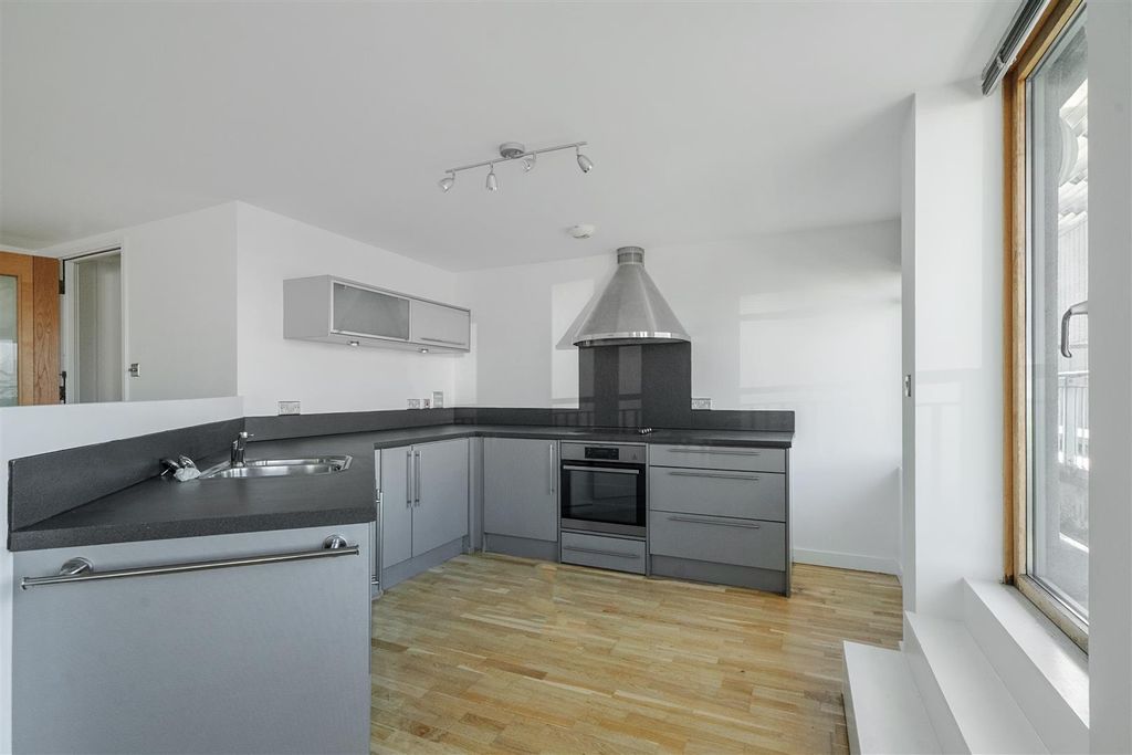 2 bed flat for salePenthouse, City Centre BS1 photo 3