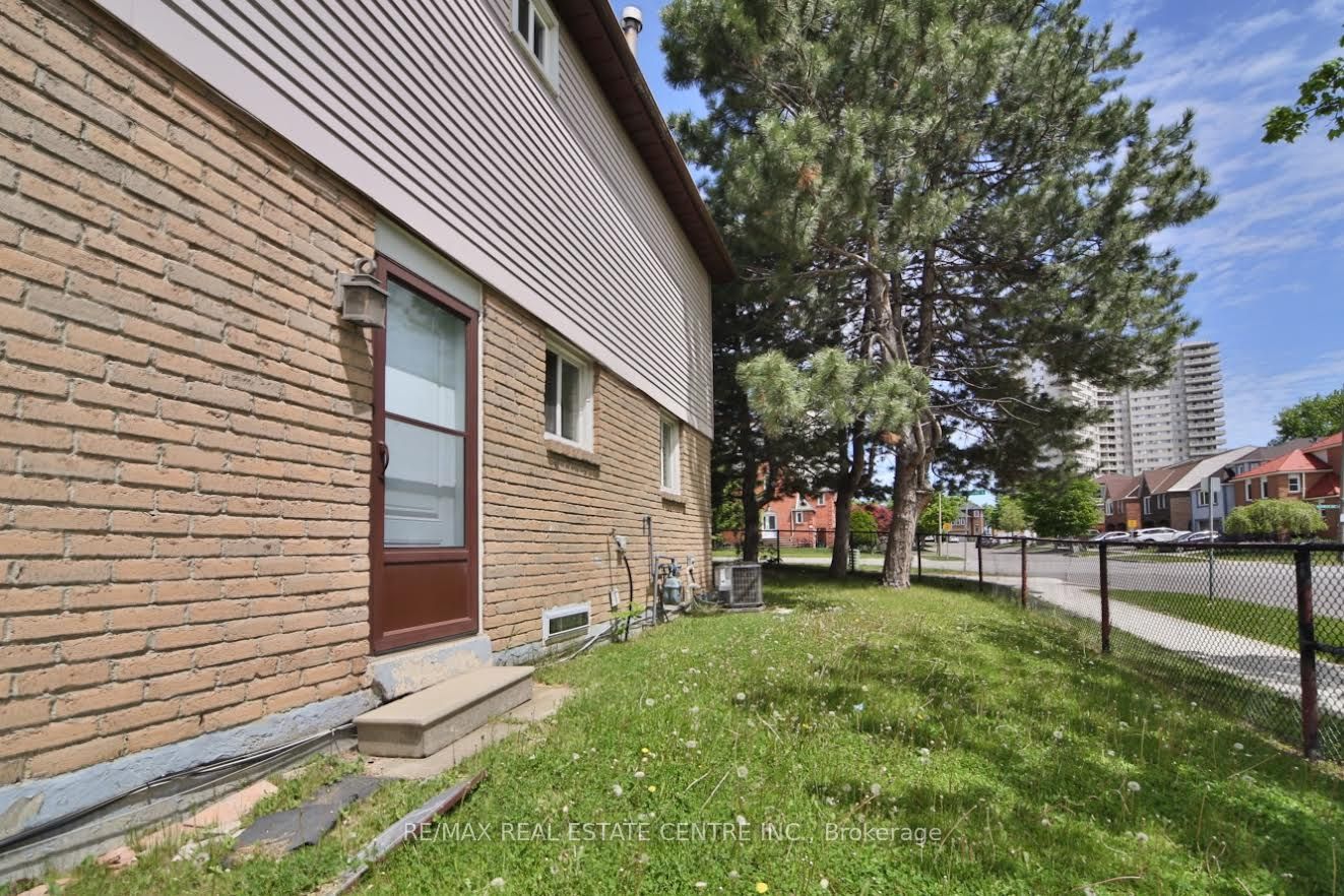 Additional image 4 of 2 Roehampton Crescent, Brampton, ON, L6Y 2R4