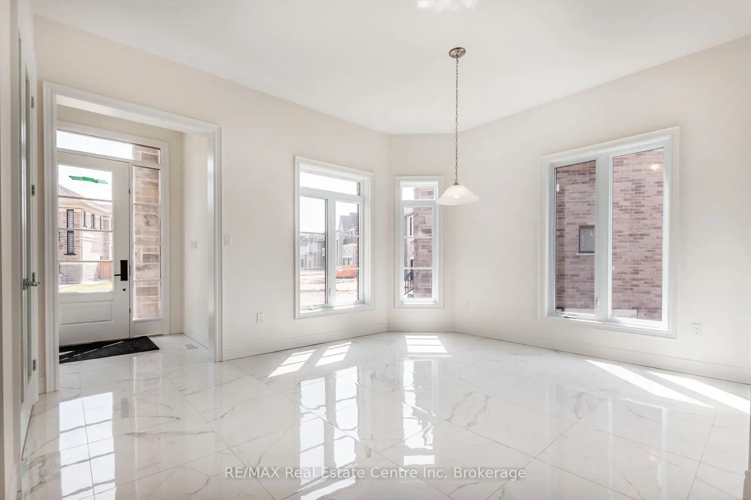 143 Ambrous Crescent photo 3