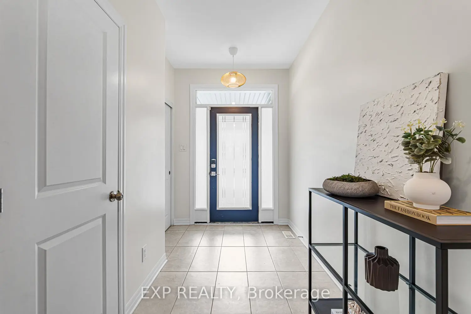 320 Broadridge Crescent photo 3
