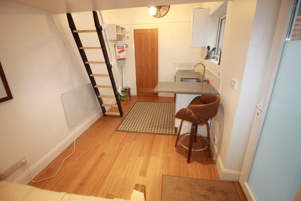 Detached house to rentHibbert Street, Luton LU1