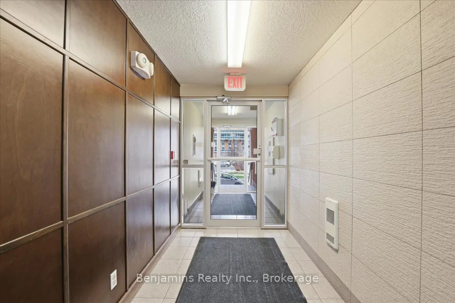 250 Lester Street 401 photo 3