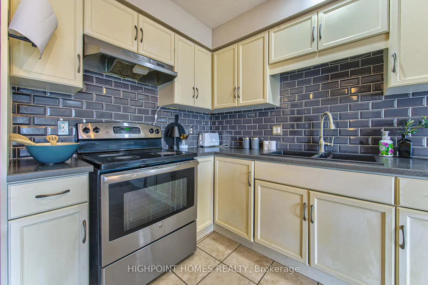 58 Hasler Crescent photo 4
