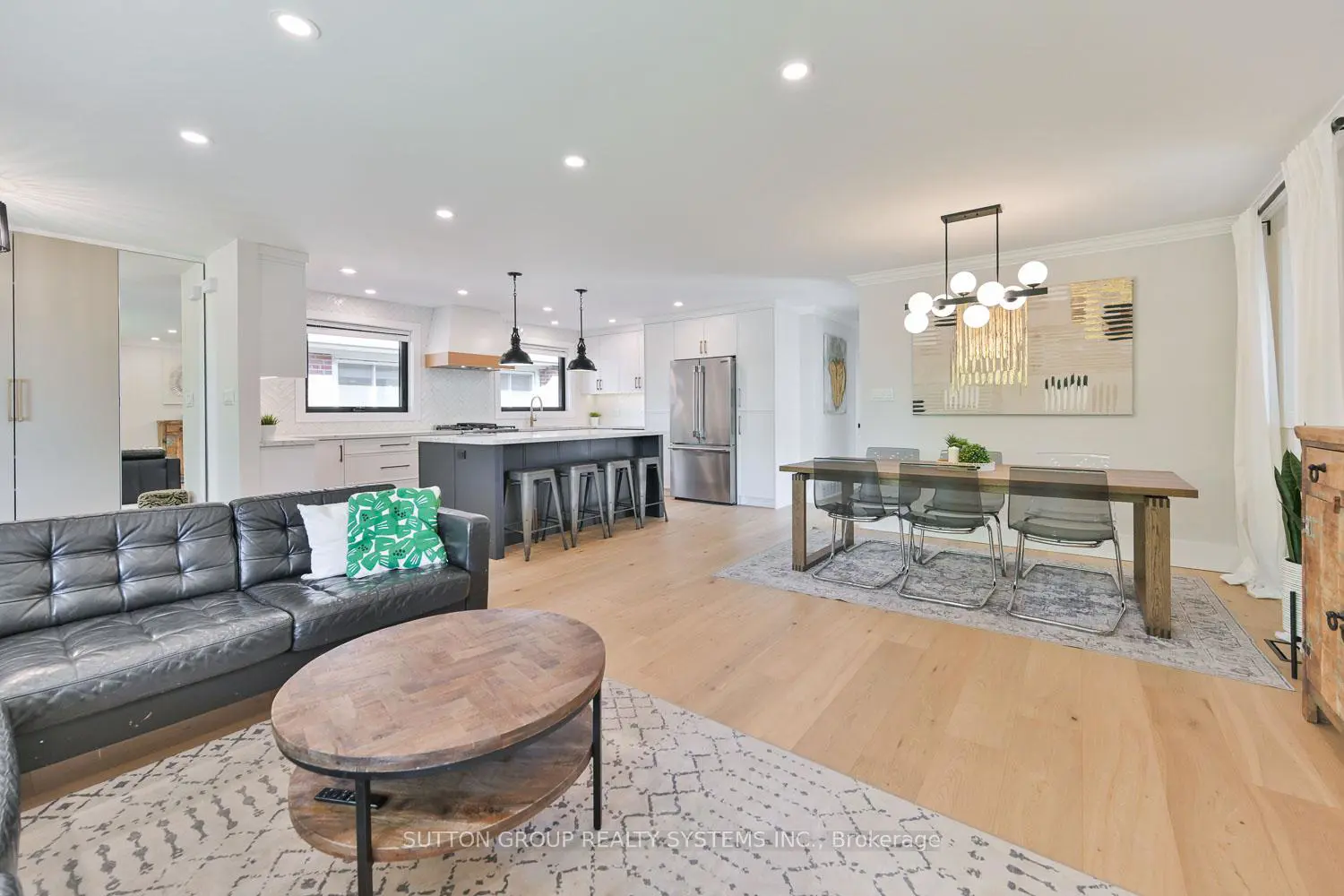105 Crendon Drive photo 4