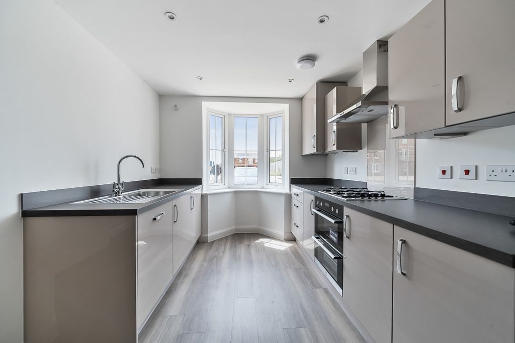 Additional image 2 of 4 bed semi-detached house to rentFilly Close, Newbury RG14
