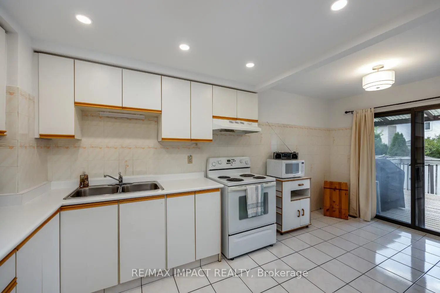 820 Bennett Crescent photo 5