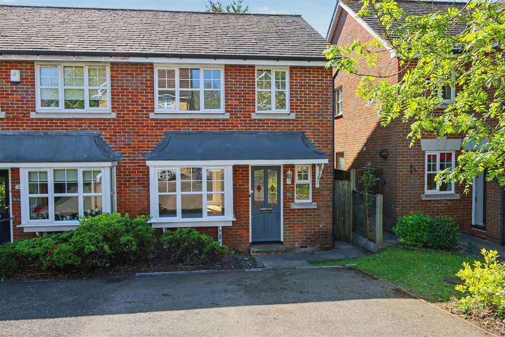3 bed semi-detached house for saleFielders Way, Shenley WD7