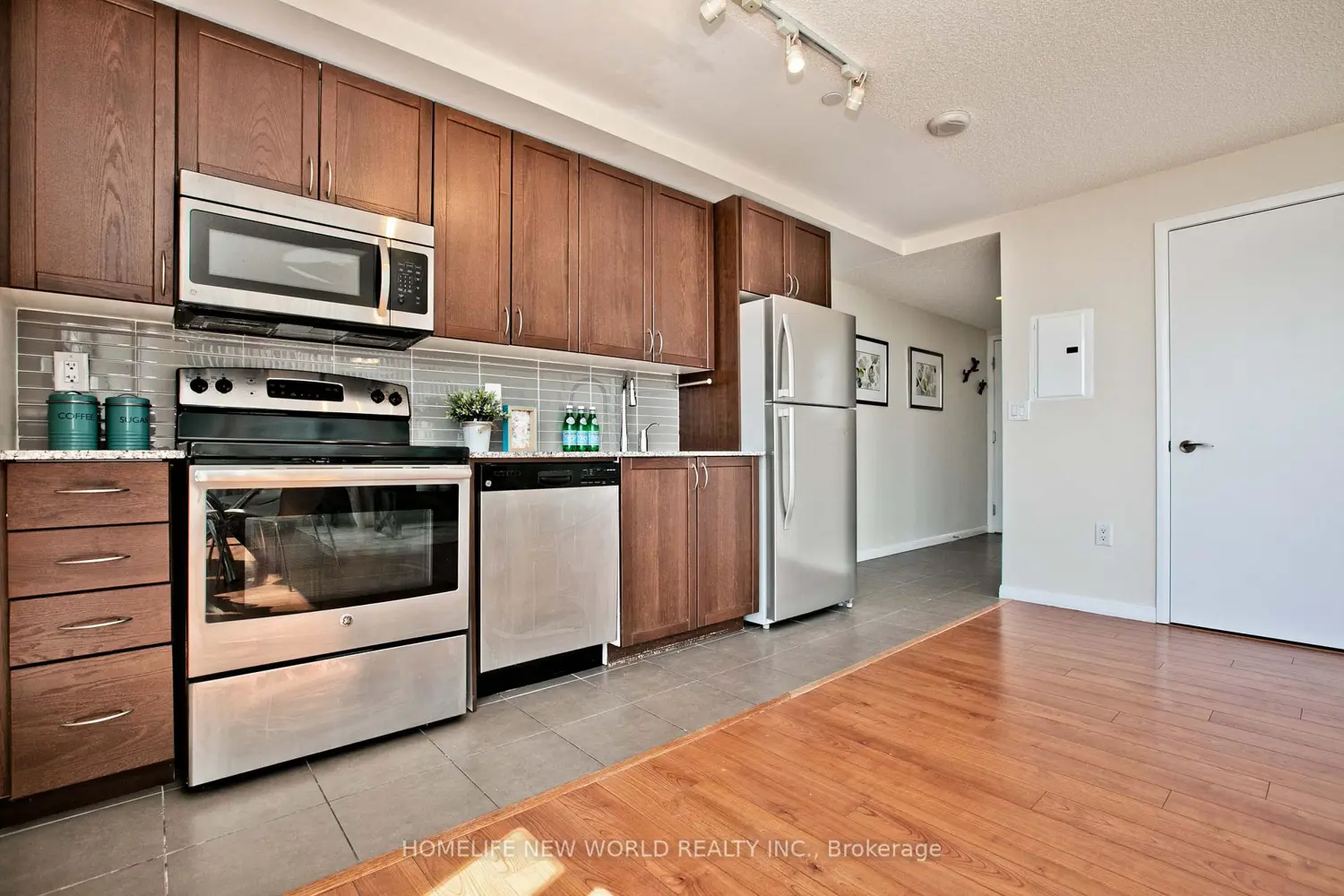 Additional image 10 of 830 Lawrence Avenue 836