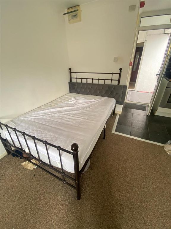 Studio to rentBroadway, Treforest, Pontypridd CF37