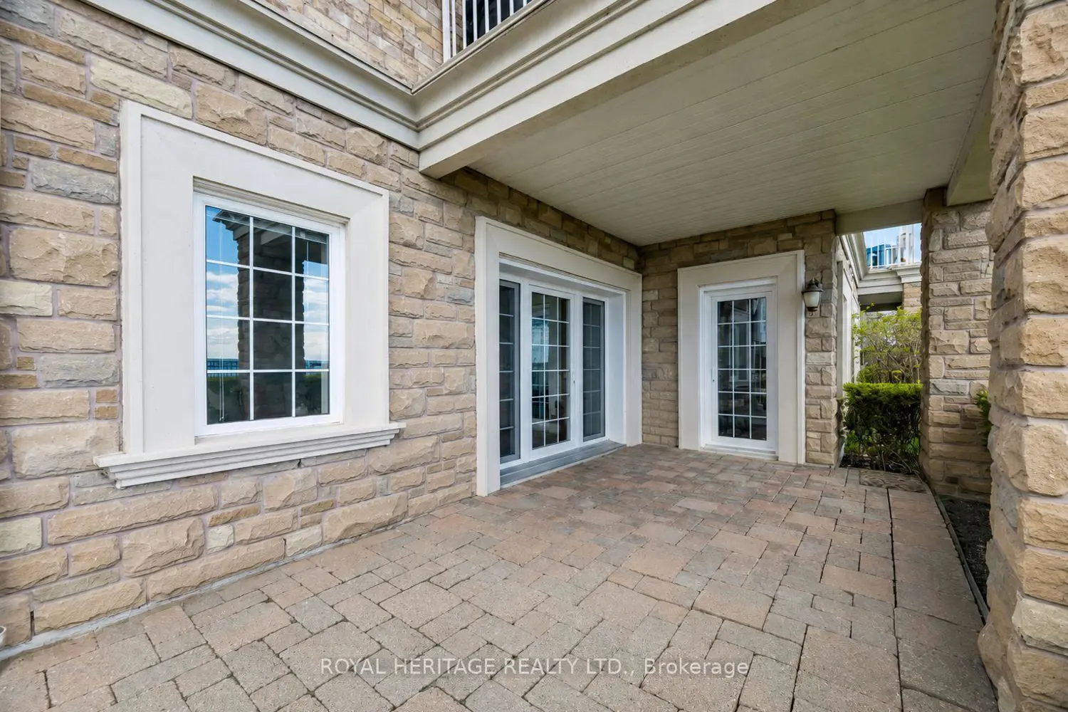 385 Lakebreeze Drive 101 photo 2