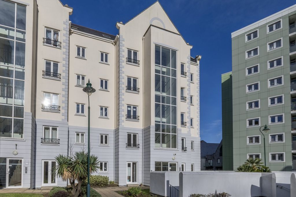 2 bed flat to rentLa Charroterie, St. Peter Port, Guernsey, Channel Islands GY1