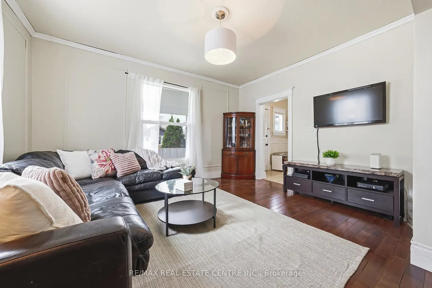 30 Grand Avenue photo 3