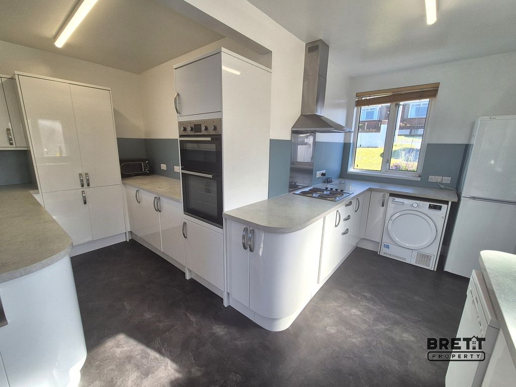 Additional image 2 of 4 bed detached house to rent14 Pointfields Crescent, Hakin, Milford Haven, Pembrokeshire. SA73