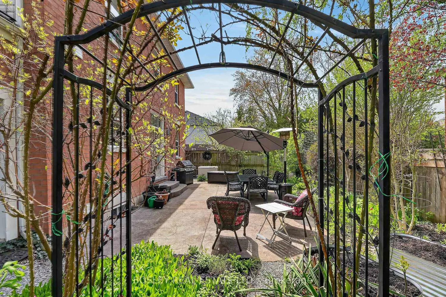 479 Victoria Street photo 2