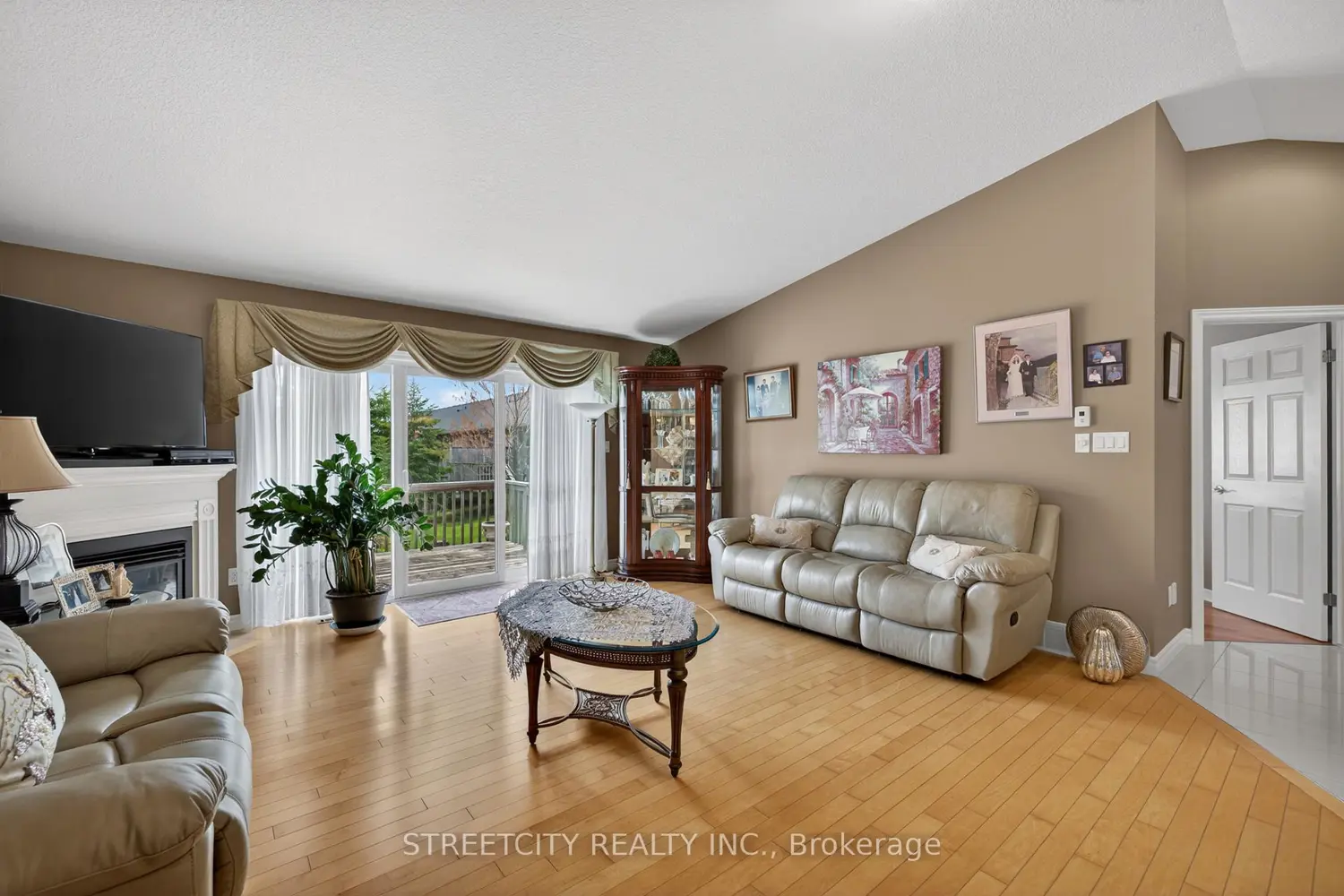Additional image 9 of 2100 Denview Avenue 21