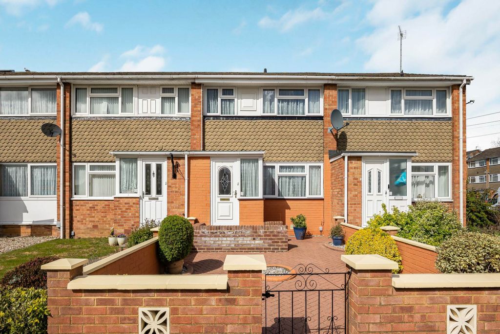 3 bed terraced house for salePoole Close, Tilehurst RG30